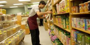 Employé commercial : présentation, secteurs, formations et salaire